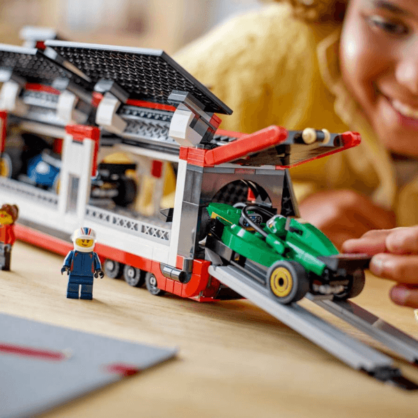 60445_Lifestyle_cons_2_en-gb LEGO F1® kravas auto ar RB20 un AMR24 F1® auto
