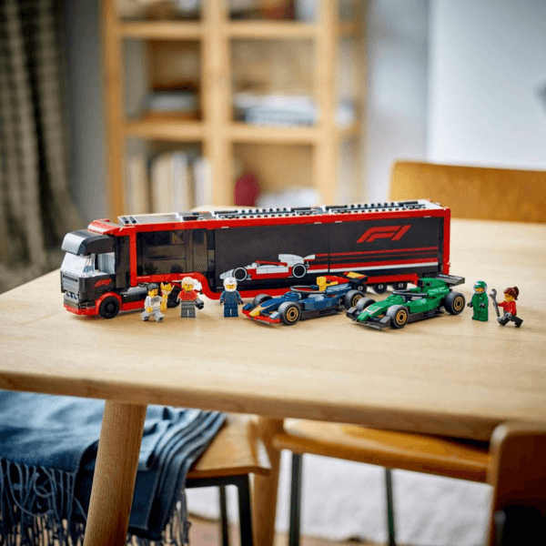 60445_Lifestyle_envr_en-gb LEGO F1® kravas auto ar RB20 un AMR24 F1® auto