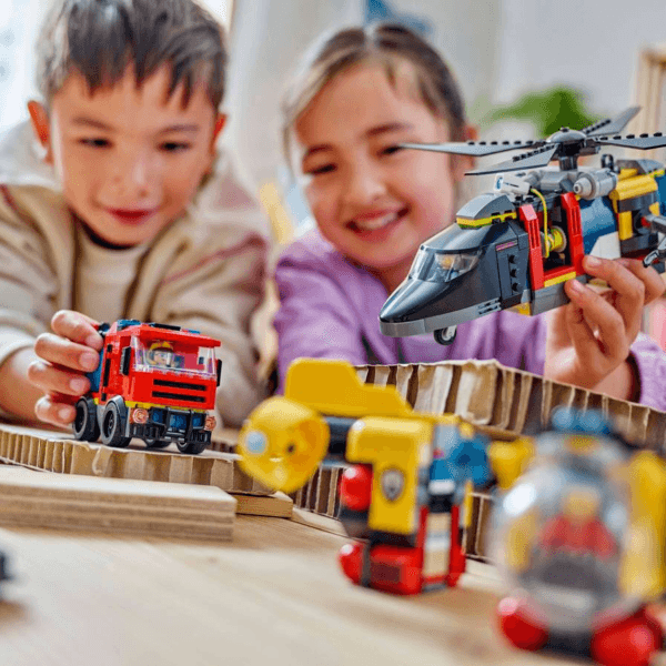 60462_Lifestyle_cons_2_en-gb LEGO Helikoptera, ugunsdzēsēju auto un zemūdenes komplekts 60462