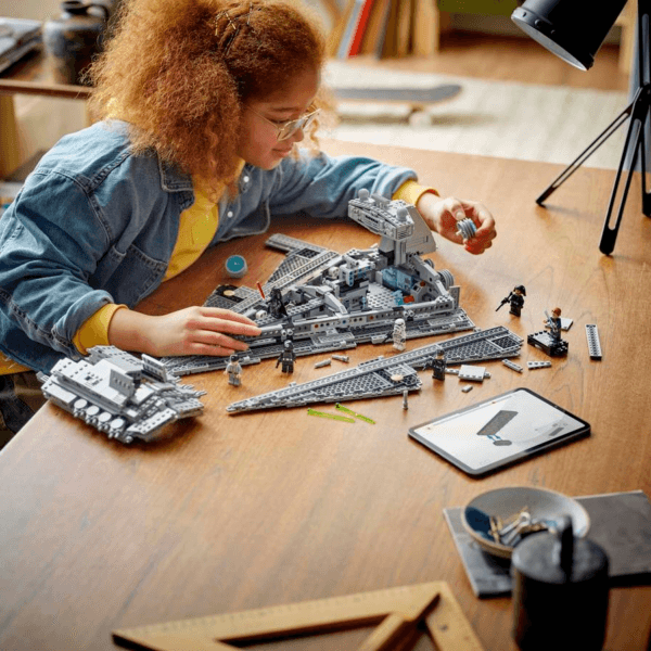 75394_Lifestyle_build LEGO Impērijas Star Destroyer™ 75394